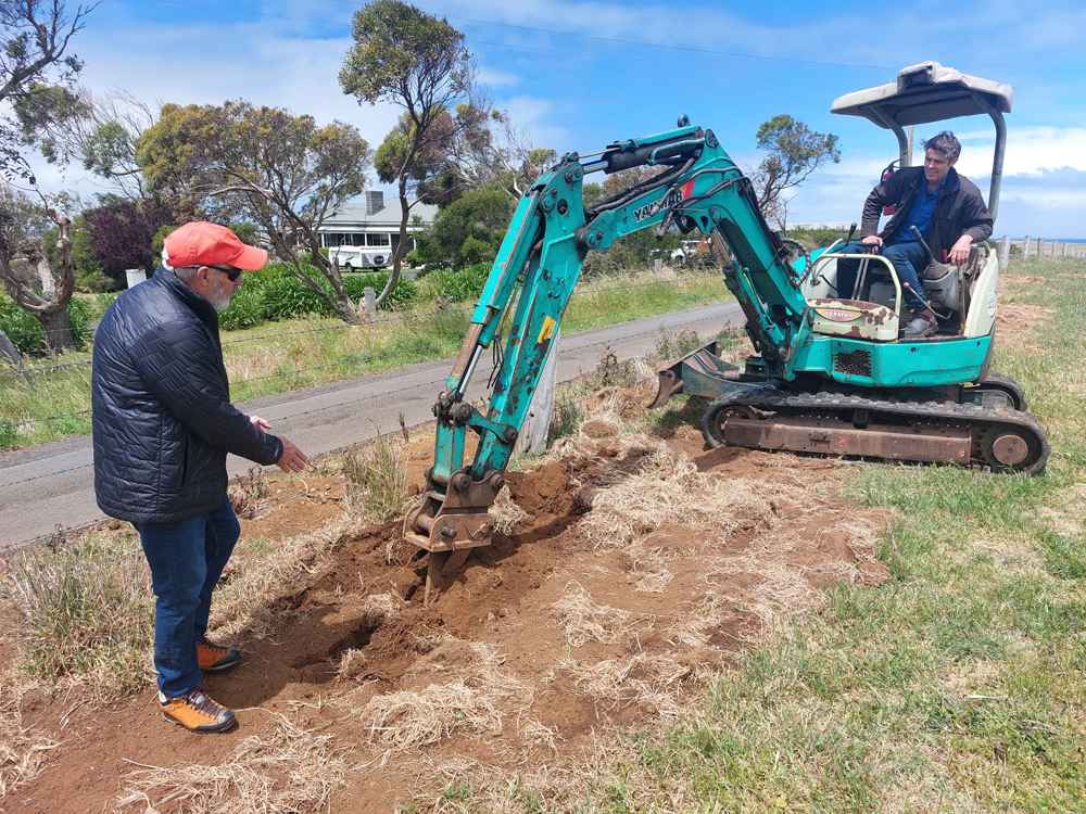 Victorian Rabbit Action Network mentor Tim Bloomfield (from left) and Bligh Vegetation Management’s Tim Bligh demonstrate how to rip a rabbit warren. 